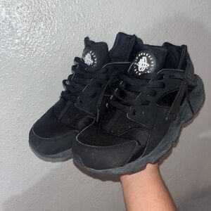 Size 10 nike huarache triple black